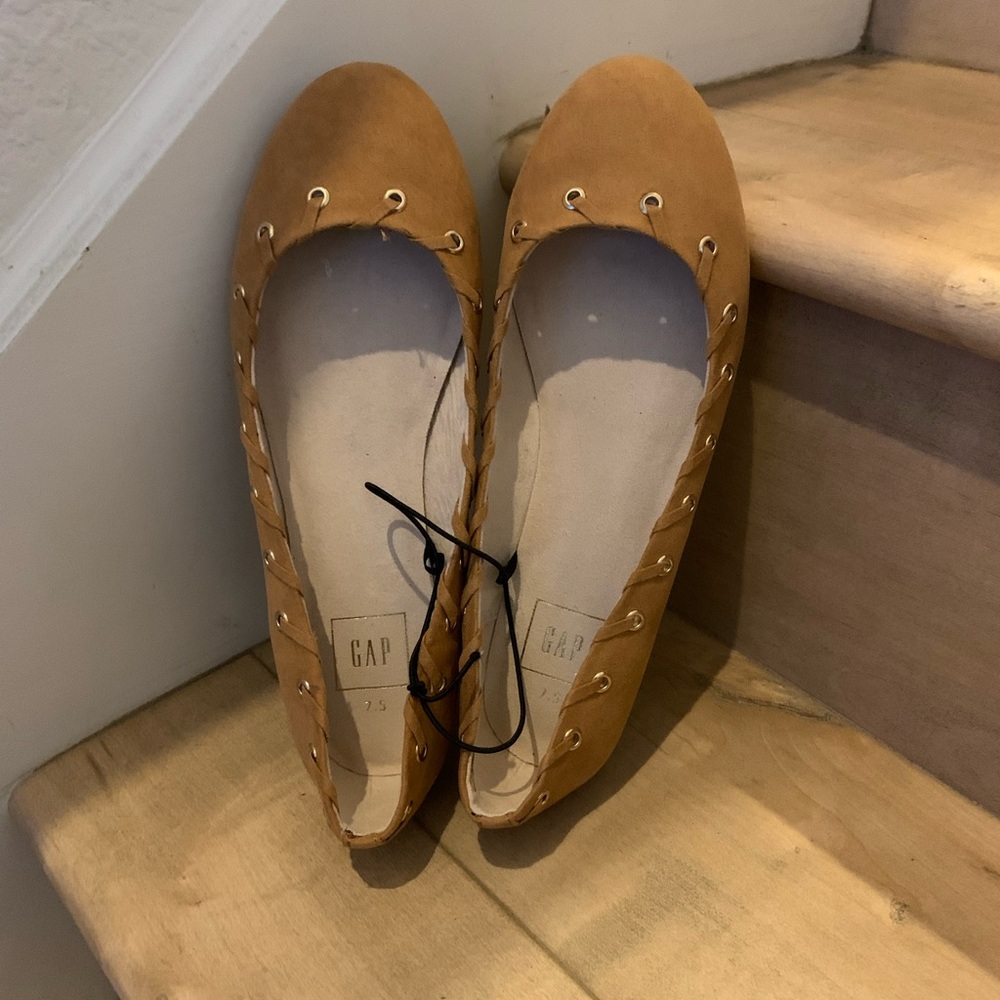 Gap Flats NWT 7.5 light brown.